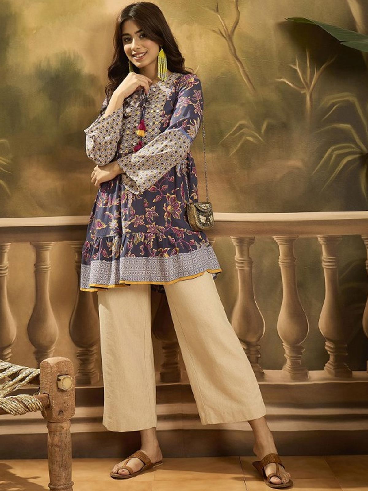 Women Floral Printed Tie-Up Neck Top
