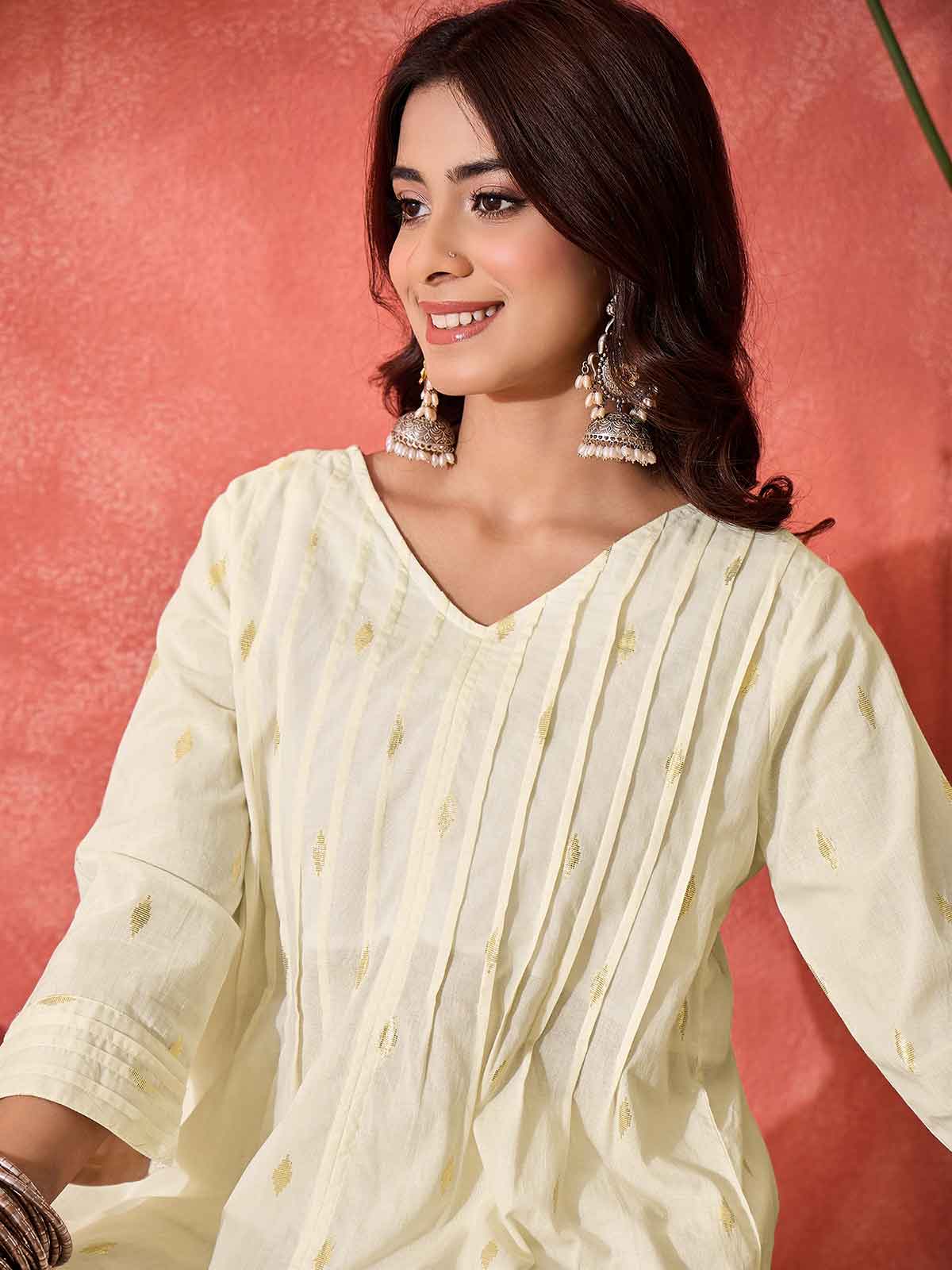 Women Floral Embroidered Cotton Kurta with Trousers